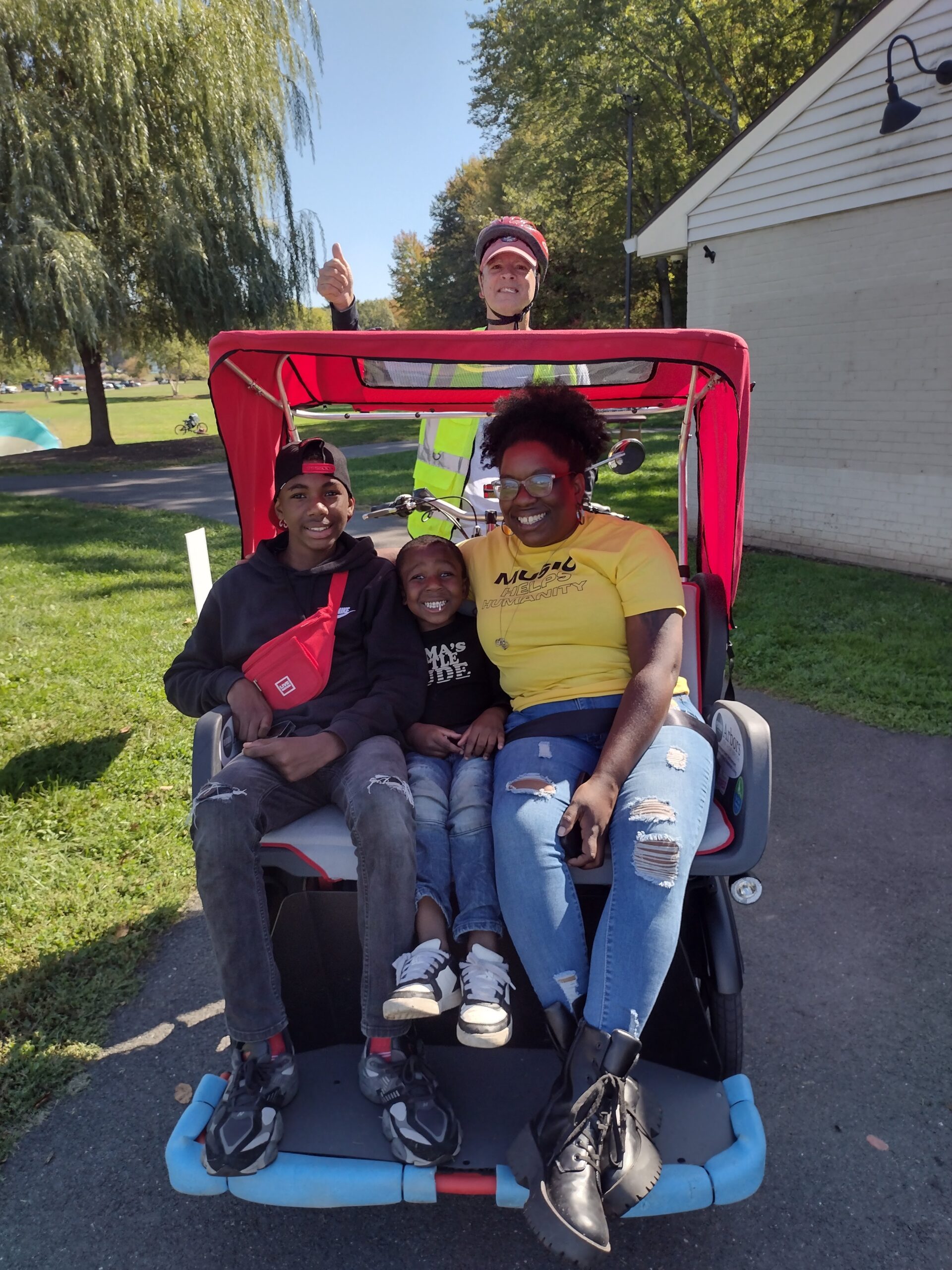 Picture of family on rickshaw